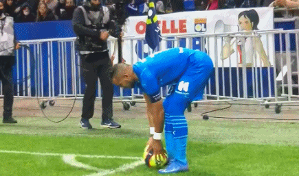 凯尔谈多特被扳平：红牌改变了场上局势，一系列失误导致如此结果（凯尔评多特遭追平：红牌改写战局，连串失误酿成此局面）