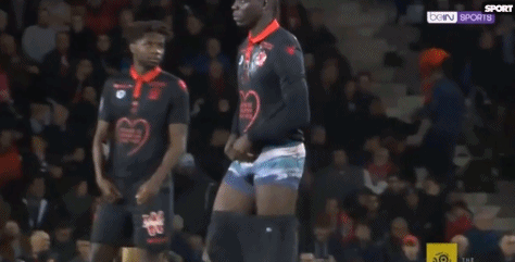 迪巴拉：如今人们太多时间对着屏幕，我们应该多去户外看看（迪巴拉建议：放下屏幕，去户外走走）