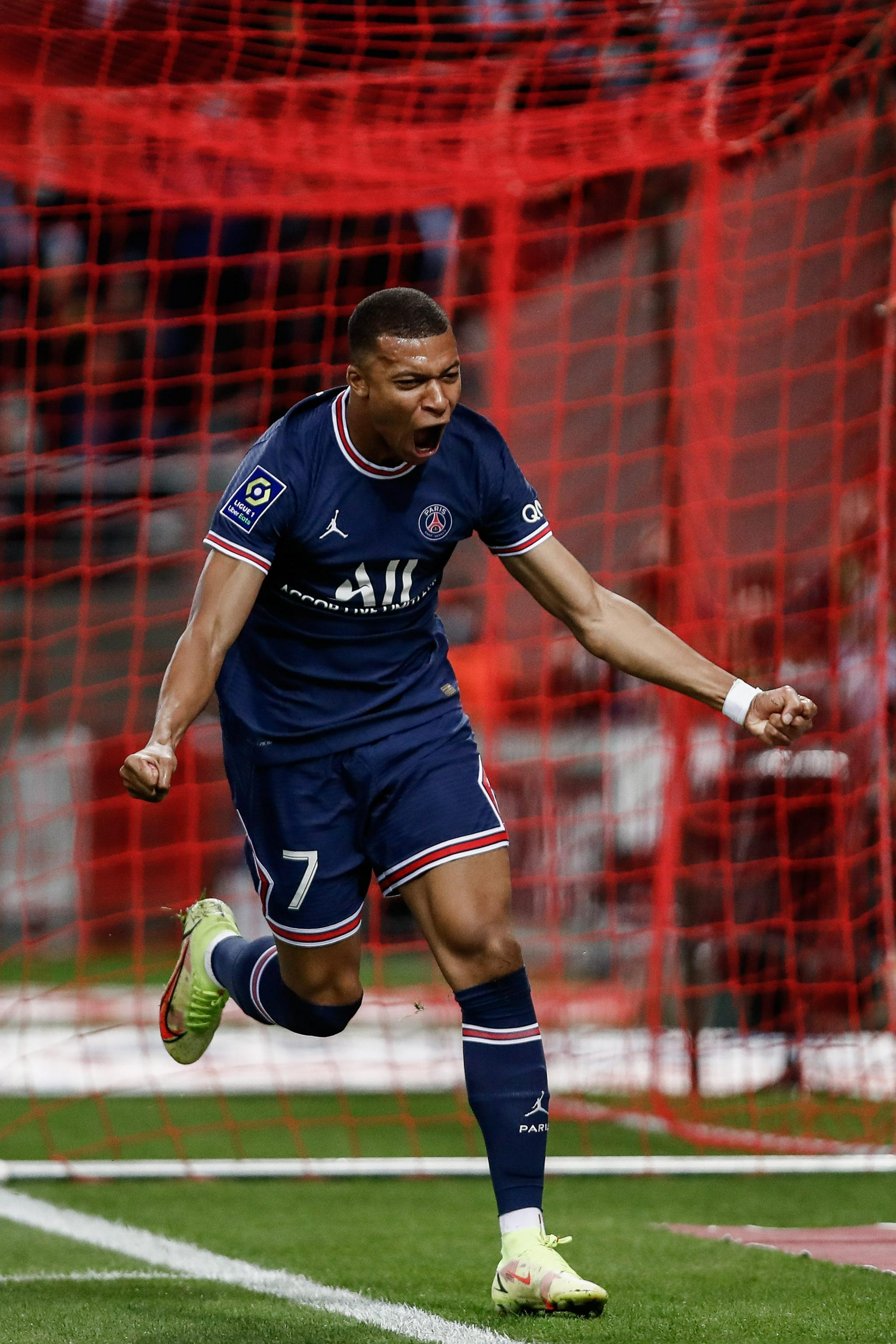 球迷：今天这队真的帅疯了（球迷沸腾：这队今天帅翻天）