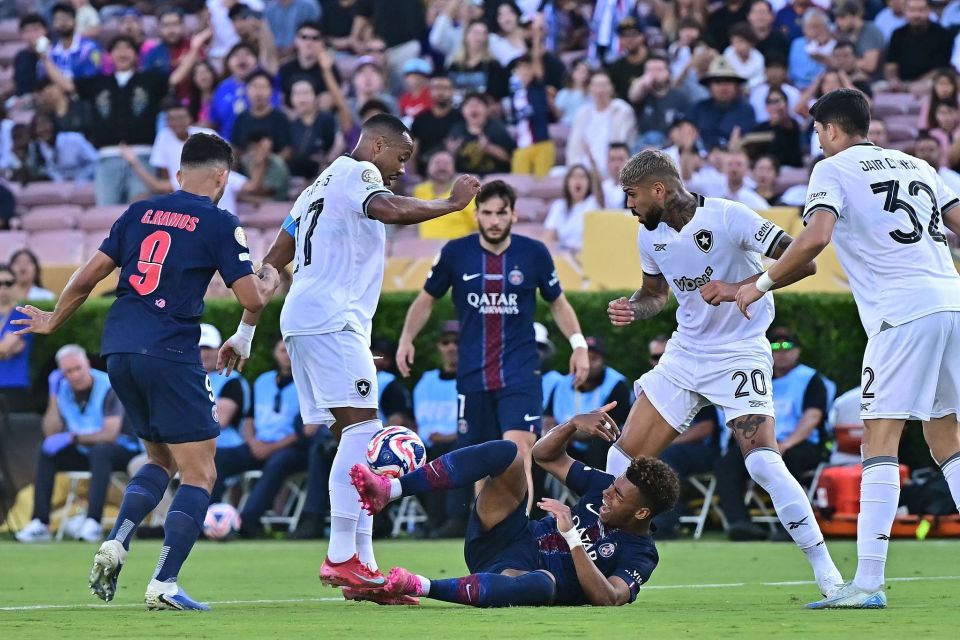 记者总结皇马2025：没有中场大脑纯靠天赋，阿隆索的球队缺乏风格（皇马2025评析：中场无核靠天赋硬撑，阿隆索球队缺少鲜明风格）