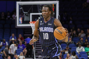 东契奇成为湖人队史第三位连续两场拿35分+10助攻的球员（连续两场35分10助攻，东契奇晋身湖人队史第三人）