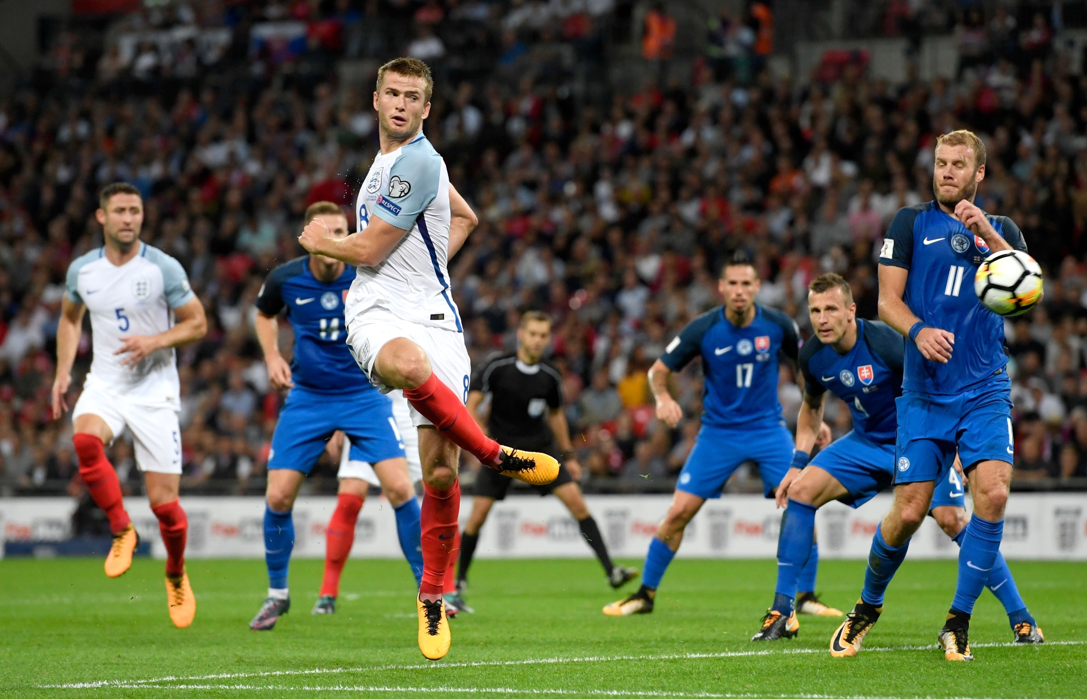 门将精彩扑救确保胜利（神勇门将高接低挡保住胜利）