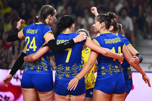 2025赛季，成都蓉城以红焰为刃、热血为甲，在三...（2025赛季，成都蓉城执红焰为刃、以热血为甲，向巅峰进击）