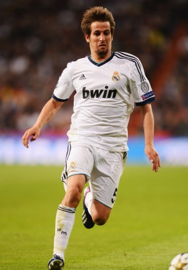 约罗：姆伯莫也会说法语，现在我们的团队就像一个大家庭（约罗：姆伯莫会讲法语，如今球队亲如一家）