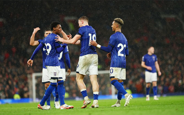 保安大爷中场硬核加入拉拉队，全场尖叫炸了！（中场惊喜！保安大爷硬核加入啦啦队，全场尖叫沸腾）