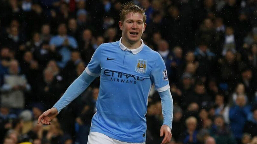 调皮二娃上线，穆勒庆祝夺冠时和25号队友高尔德顶牛假装受伤（穆勒夺冠庆祝与25号高尔德顶牛嬉闹，二娃调皮上演装伤）